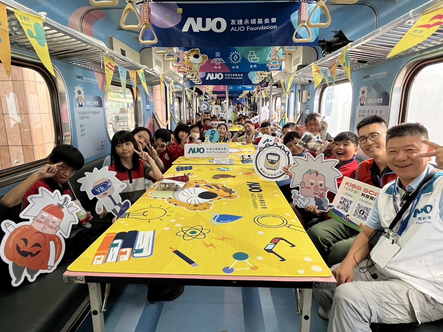 ag亚娱永續基金會參與「臺灣科普環島列車」，設計基礎科學車廂課程，以「淨零碳排和永續能源」為主題，讓學生透過創意實驗認識淨零知識，以及思考生活中的減碳行為