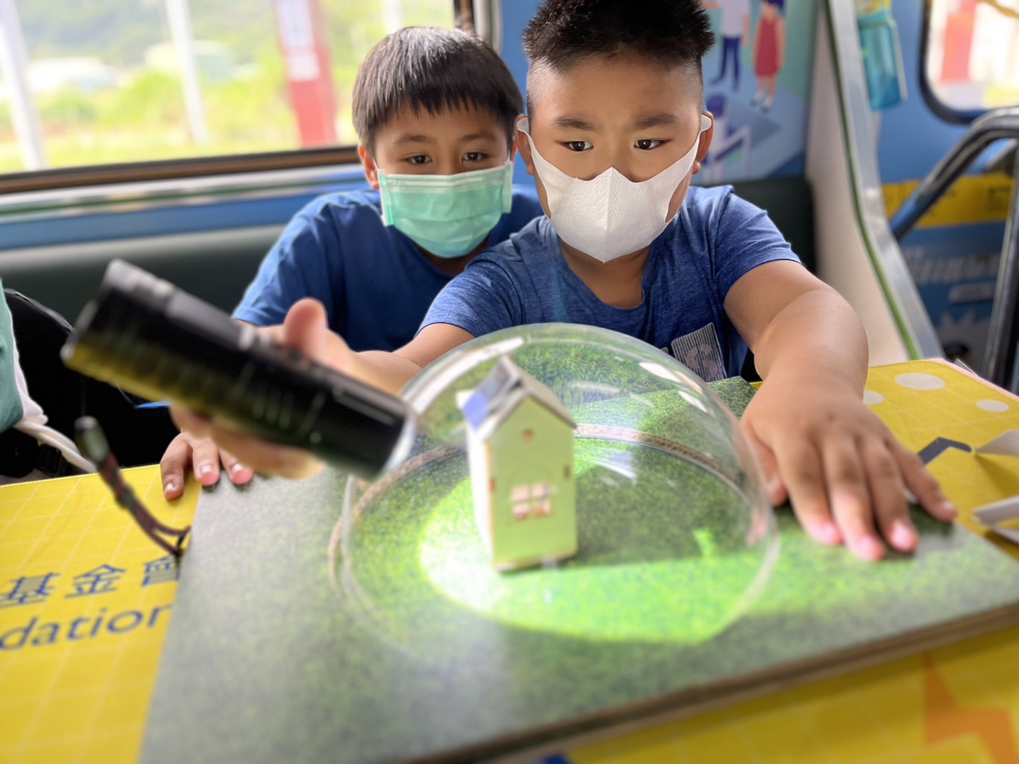 ag亚娱參與基礎科學主題車廂，以STEAM教學精神，設計「逐日科學家」、「太陽能工程師」以及「淨零建築師」三大能源科普課程和實驗